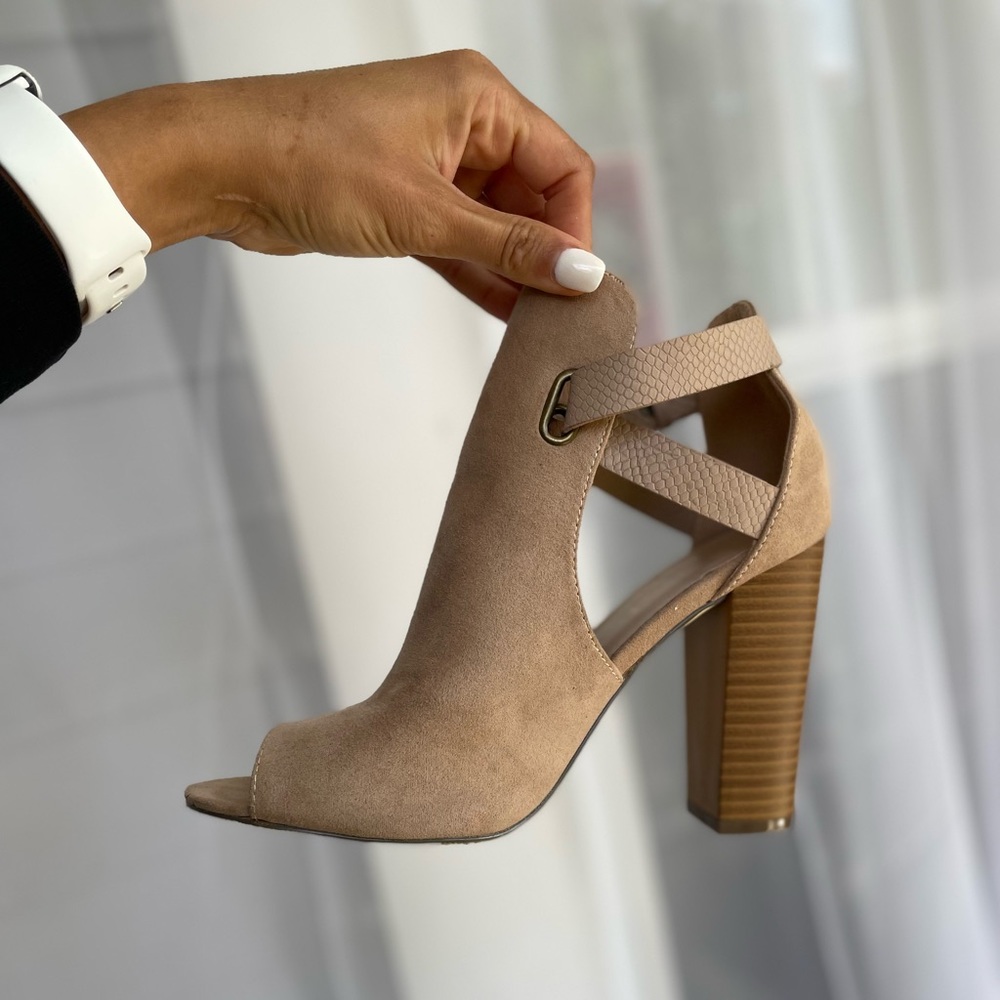 GORGEOUS peep toe block heel